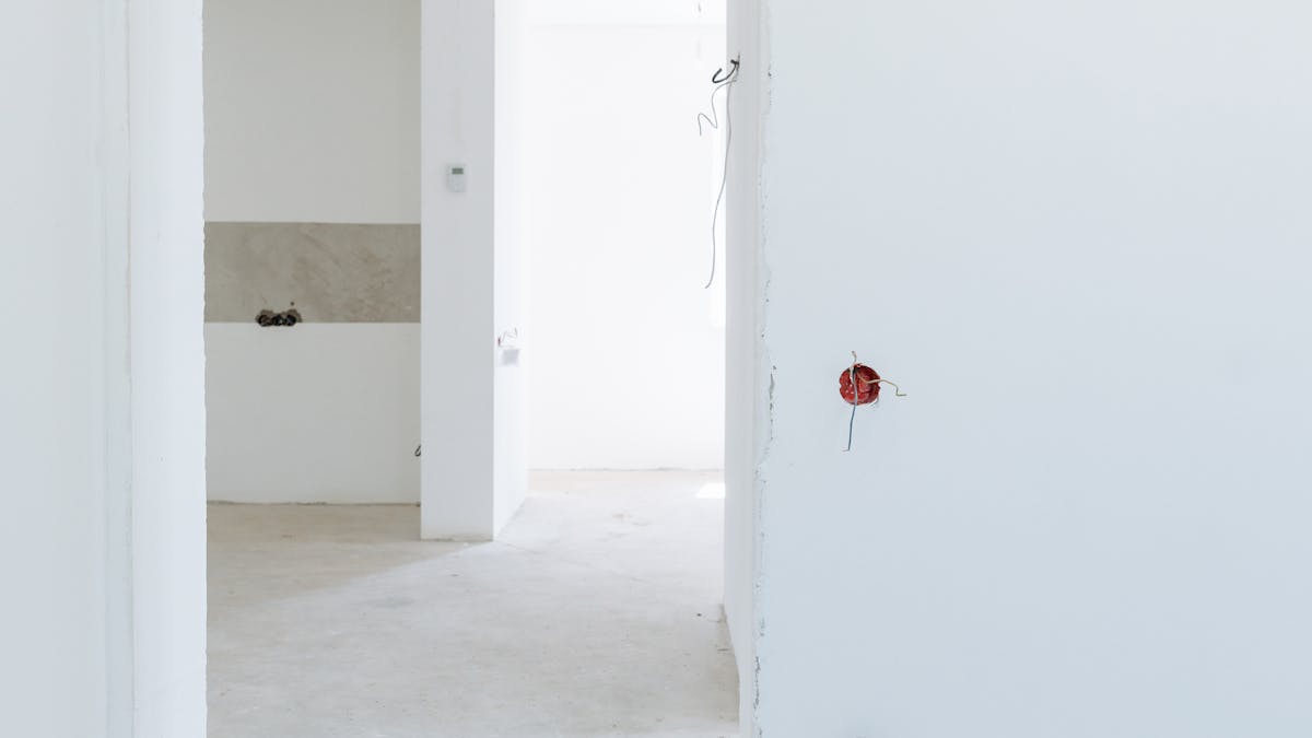 Rum under totalrenovering med ny gipsvæg og synlige installationer — Aarhus Totalbyg